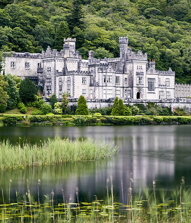 colpo-verticale-dell-abbazia-di-kylemore-irlanda-circondata-dal-verde-e-da-un-lago.jpg