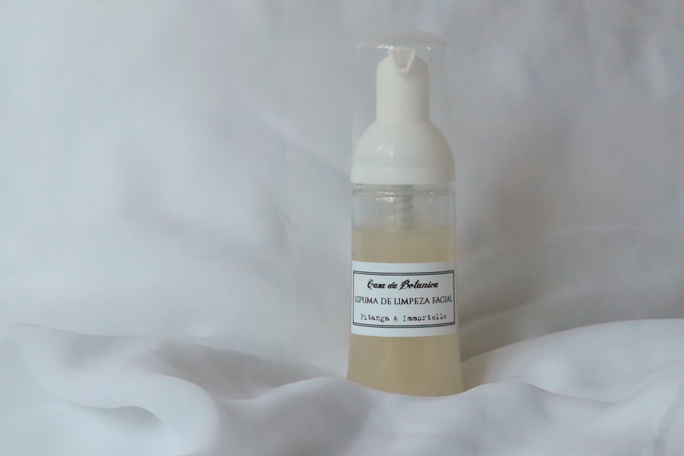 frasco da espuma de limpeza facial de pitanga e immortelle