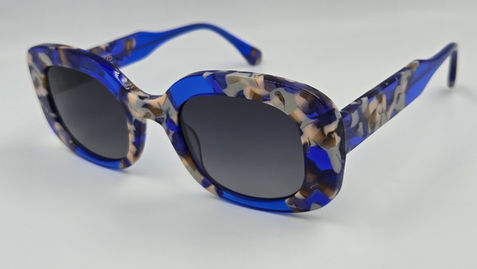 lunettes de soleil originales et colorées pour femme  chez votre opticien à boulogne sur mer outreau wimereux calais et la cote d'opale