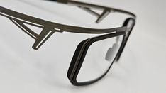 lunettes originales en inox très solides très légères découpées au laser avec branches très larges et très travaillées chez votre opticien à boulogne sur mer outreau calais wimereux et la cote d'opale
