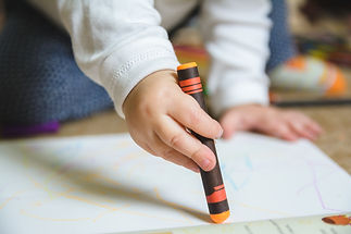ENFANT AVEC GROS CRAYON.jpeg