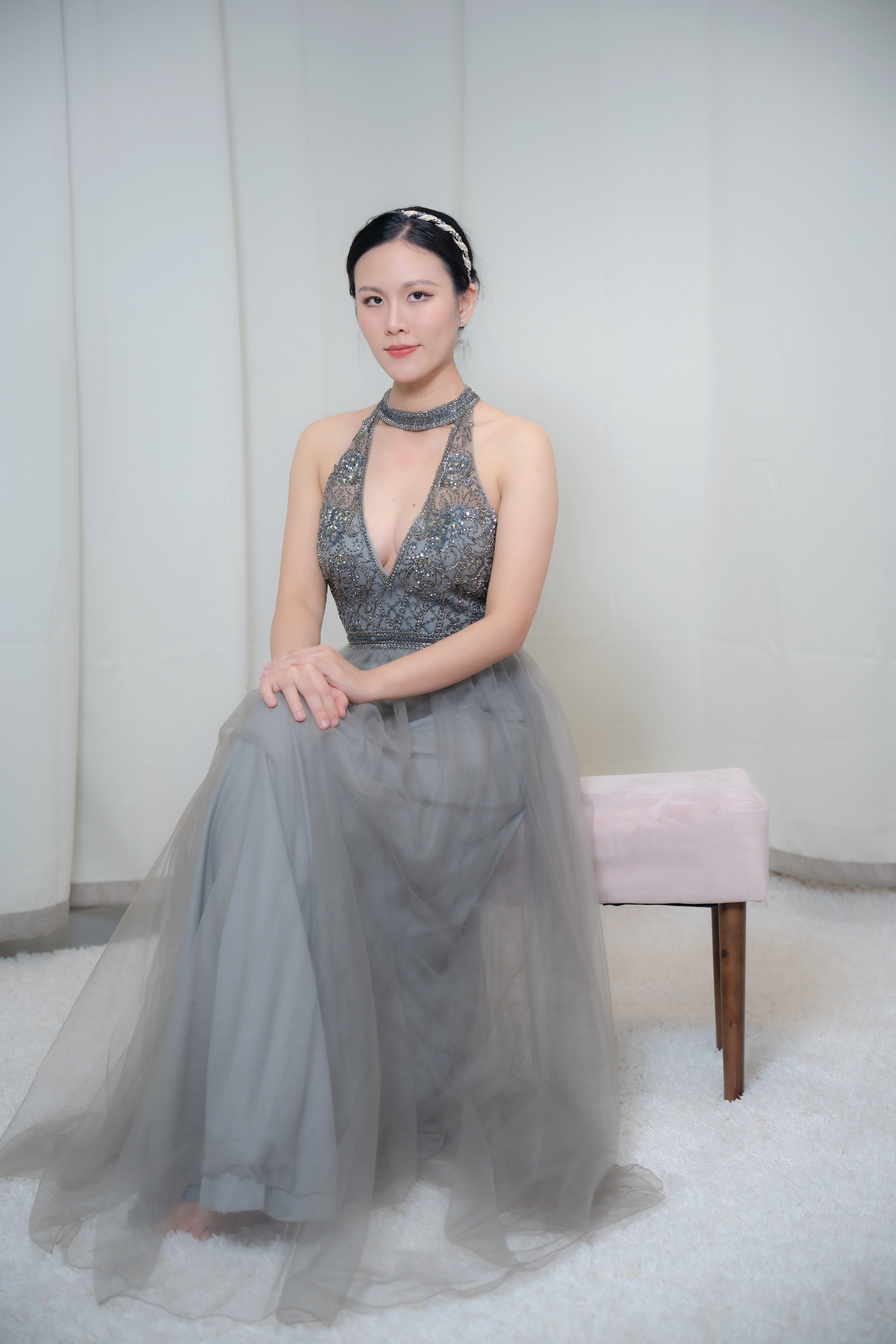 G02 - V-shape Silver Neckline