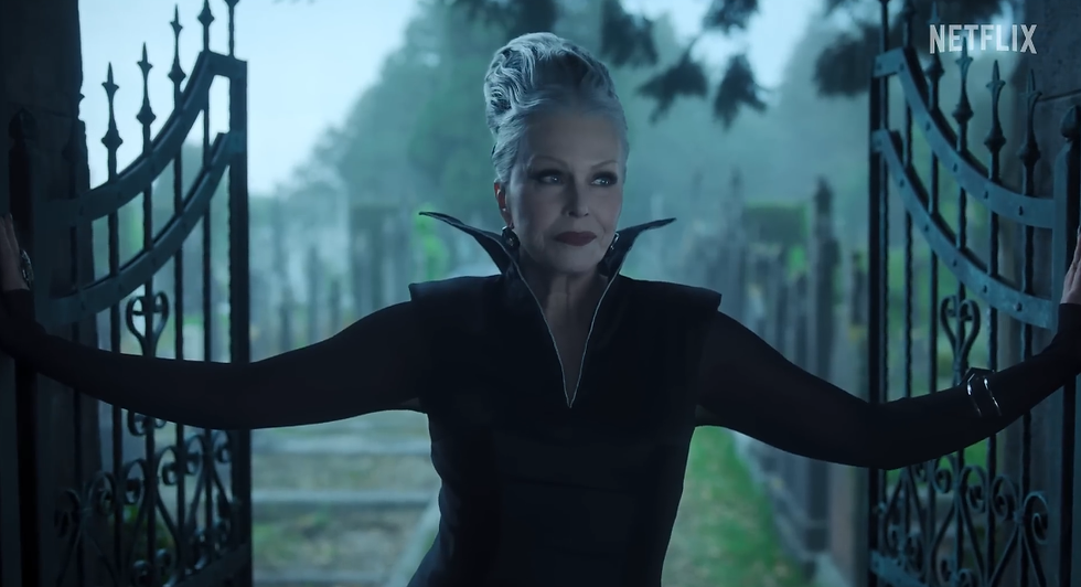 La Grand-Mère de Mercredi et la mère de Morticia : Hester Frump, jouée par Joanna Lumley