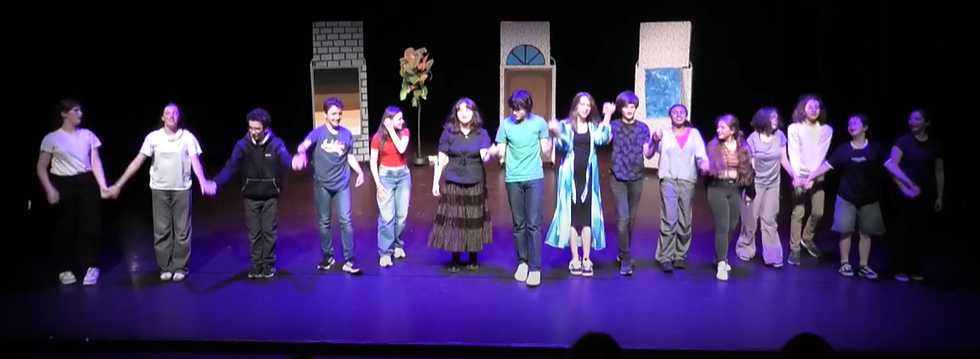 Les jeunes comédiens du club de théâtre du collège Philippe de Vigneulles (image tirée de la vidéo youtube)