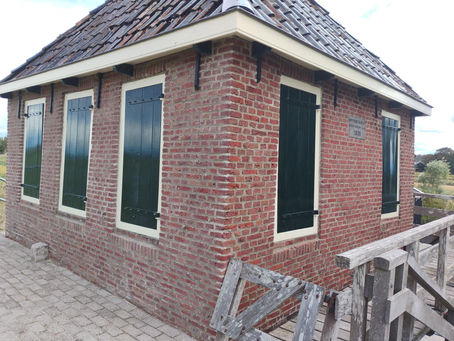 Contibutiehuisje voorzien van nieuw voegwerk.
