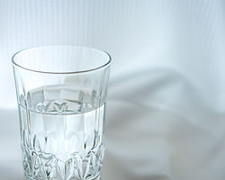 水の入ったコップ