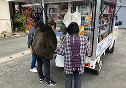 移動販売に買い物に来る町の人たち