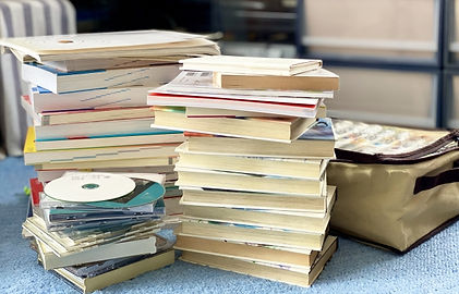 積み重なったＣＤと本