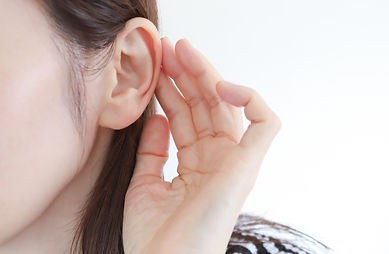 耳に触る女性