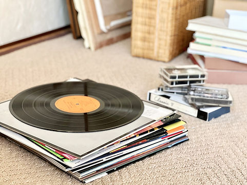 床に置かれたレコードとカセットテープ