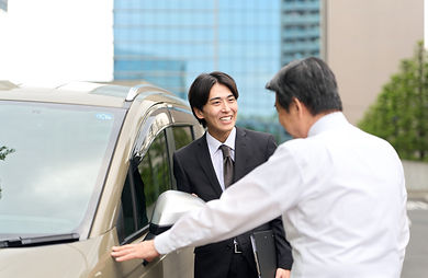 車の説明をする日本人ビジネスマン
