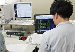 PCを前に作業をする男性