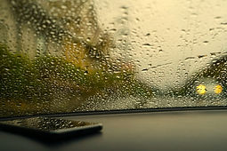 大雨の車窓