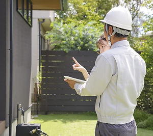 家のチェックをする作業員