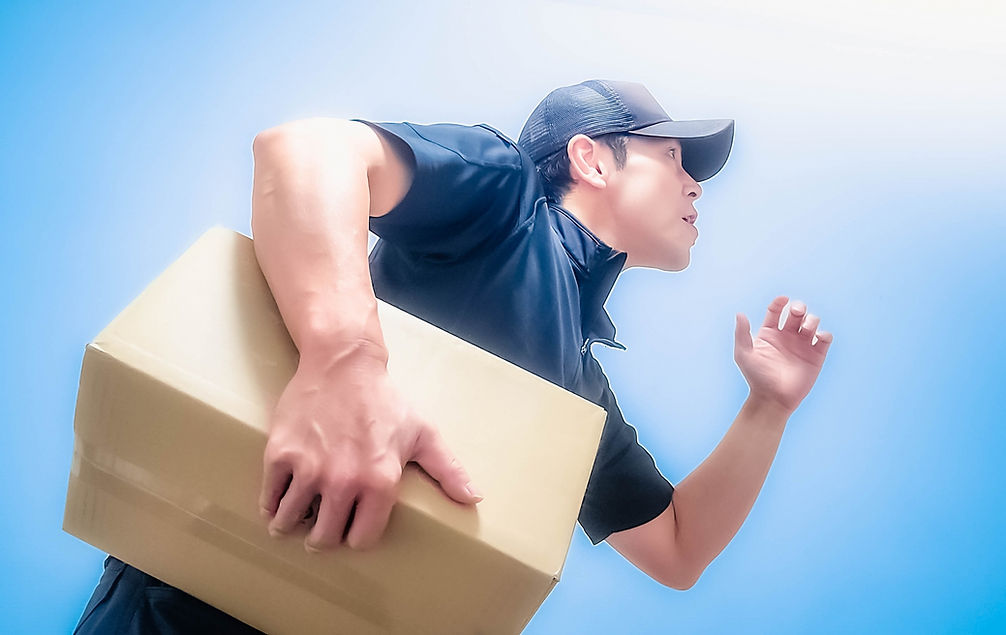 荷物を運ぶ男性