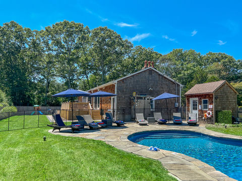 Cozy Kraken Backyard and Heated Pool