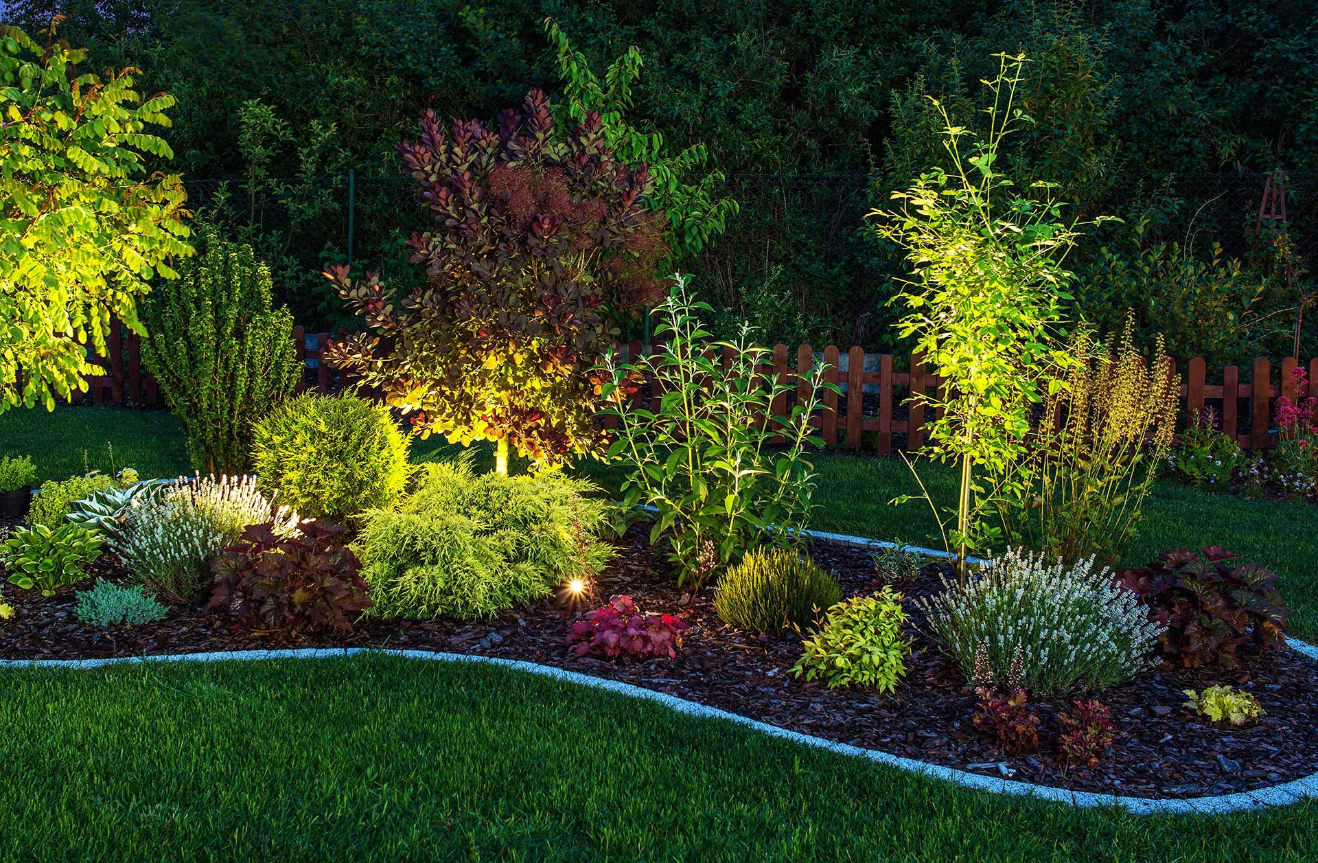 LOW VOLTAGE LANDSCAPE ACCENT LIGHTING Compower Corp