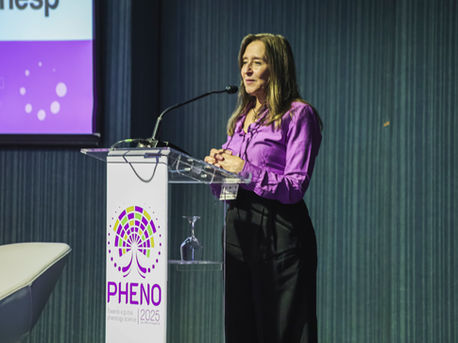 Professor Patricia Morellato begins PHENO2025 presentations