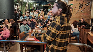 Pesquisador associado ao CBioClima destaca importância dos polinizadores durante o Pint of Science Rio Claro 2026