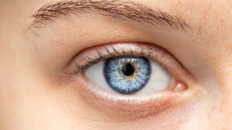 Changer la couleur de ses yeux : attention aux dangers de la kérato-pigmentation