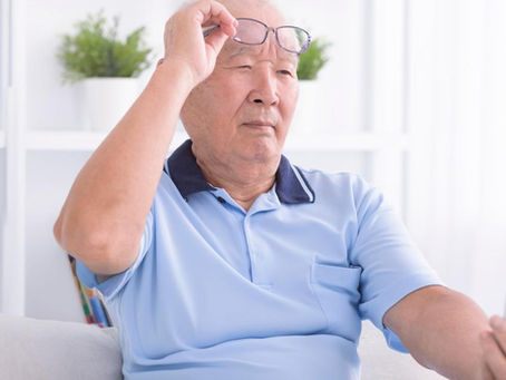 Vivre la presbytie sans lunettes : une solution pour voir de près sans équipement optique