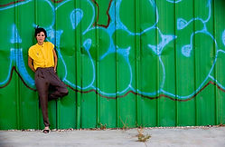Fille sur mur vert