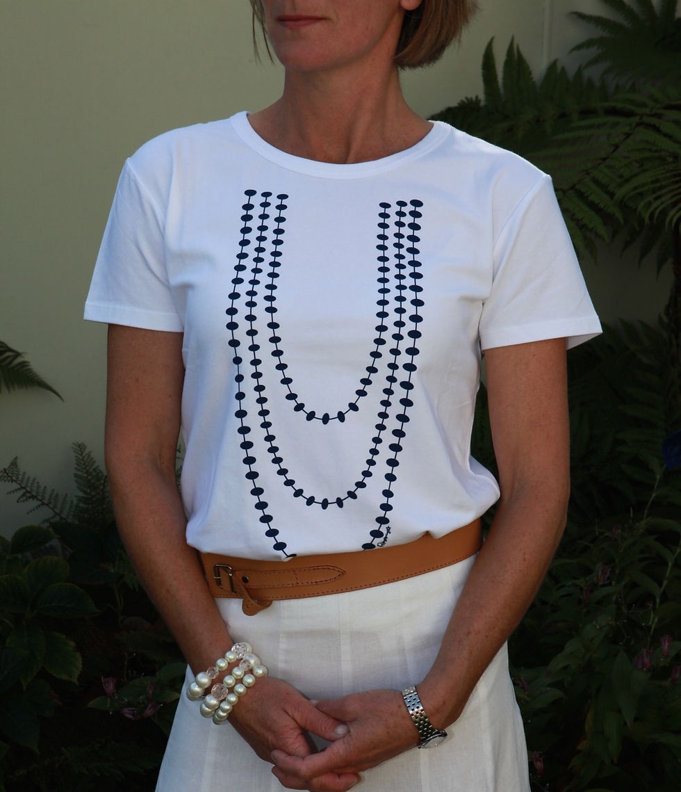 縮圖：White T-shirt with beads printed in black