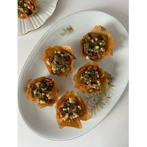 Cestitos de masa filo con champiñones, foie foodtropia, manzanas y piñones