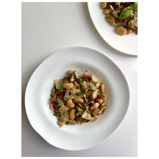 Ensalada templada de judiones, alcachofas, tomates secos en aceite, albahaca y parmesano