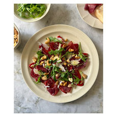 Ensalada de pimientos del piquillo, cecina, parmesano,frutos secos y rúcula
