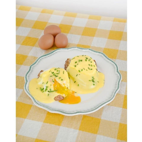 Huevos benedict, salsa holandesa y aguacate