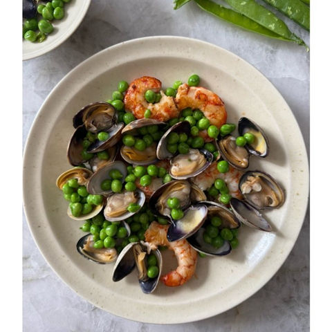 Guisantes frescos con almejas y gambones