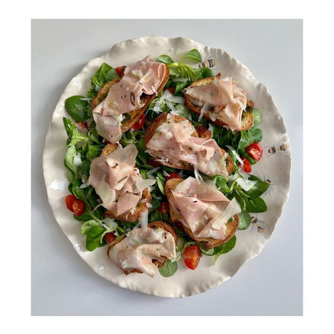 Tostas con pesto, mortadela trufada y queso pecorino