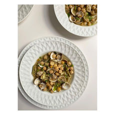 Garbanzos con berberechos y alcachofas