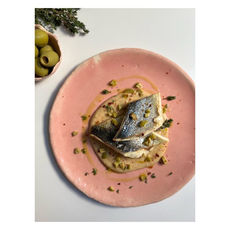 Lubina con puré de chirimoya, aceitunas y tomillo