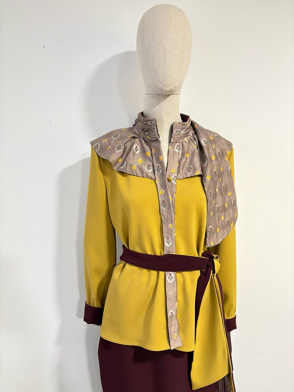 Miniatura: Conjunto de camisa y falda mostaza y granate