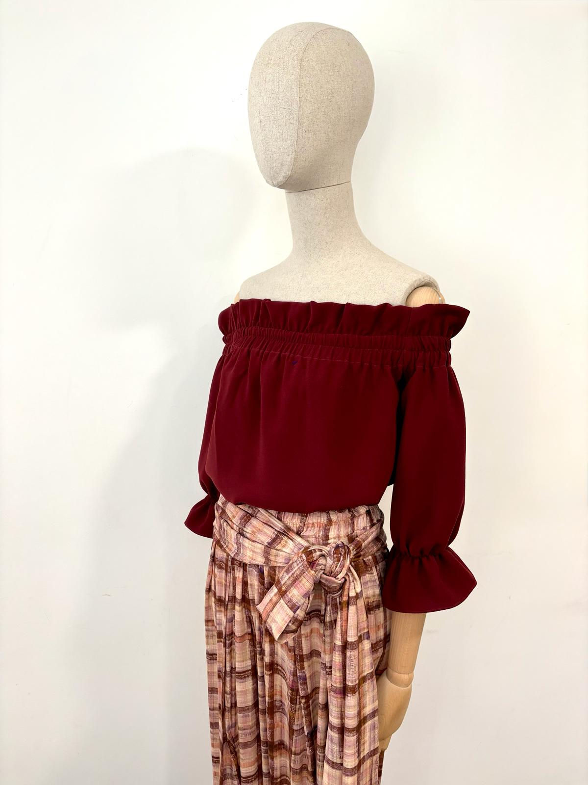 Conjunto top crepe granate y pantalón de cuadros