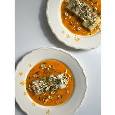 Puerros asados sobre crema de calabaza asada, queso feta y avellanas