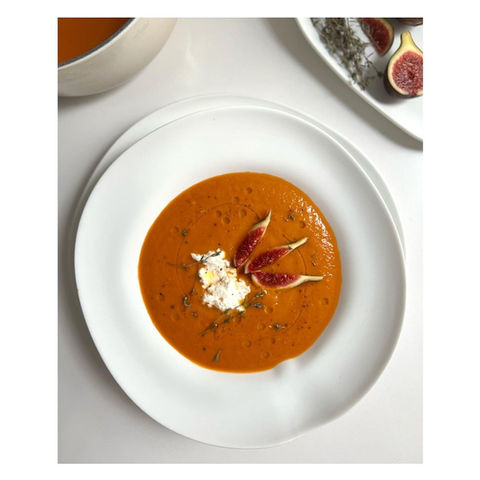 Crema de pimiento rojo, tomate e higos con burrata y tomillo