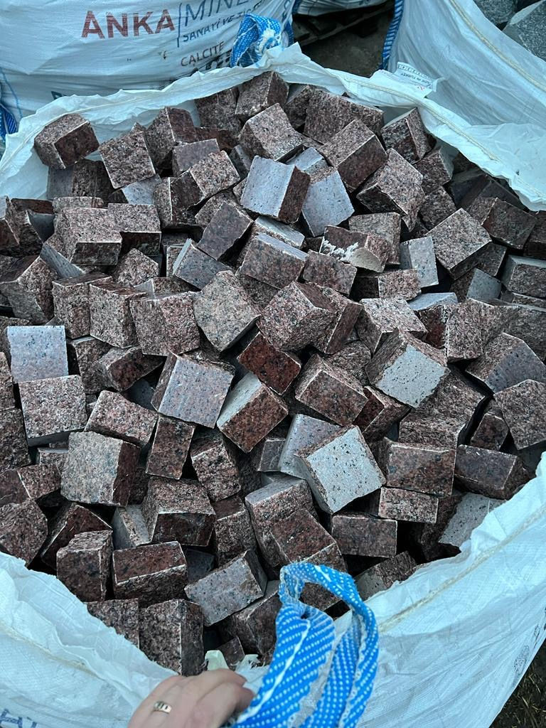 Thumbnail: Chopped paving stones 10x10x5cm made of Liznik granite - Maple Red. Price for 1 ton.