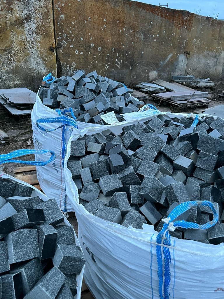 Прев'ю: Бруківка колота 10х10х10см з Габро - Gabbro. Ціна за 1т.