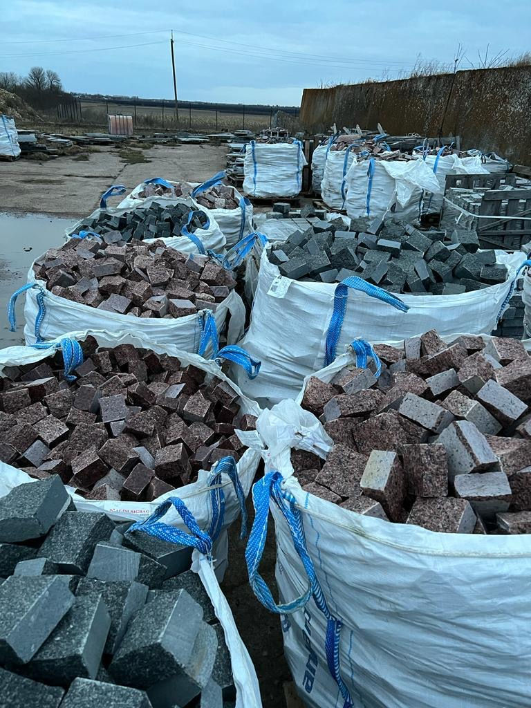 Thumbnail: Chopped paving stones 10x10x5cm made of Liznik granite - Maple Red. Price for 1 ton.