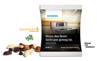 Handvoll Seeberger Nüsse im Werbetütchen mit Firmenlogo