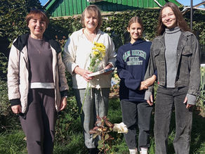 💐 Учні 9 класу відвідали вчителів на заслуженому відпочинку та подякували за досвід і мудрість.