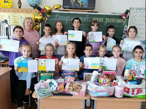 💛💙 Здобувачі освіти долучилися до волонтерської акції «Привітай захисників України». Смаколики, малюнки та обереги відправлено нашим військовим на Херсонський напрямок.#ДякуюЗахисникам