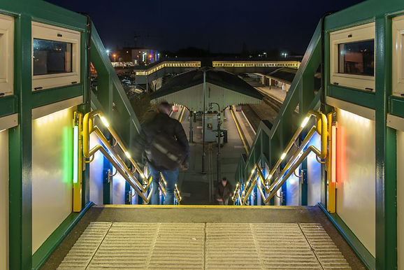 Stairway dynamic lighting for rail stations