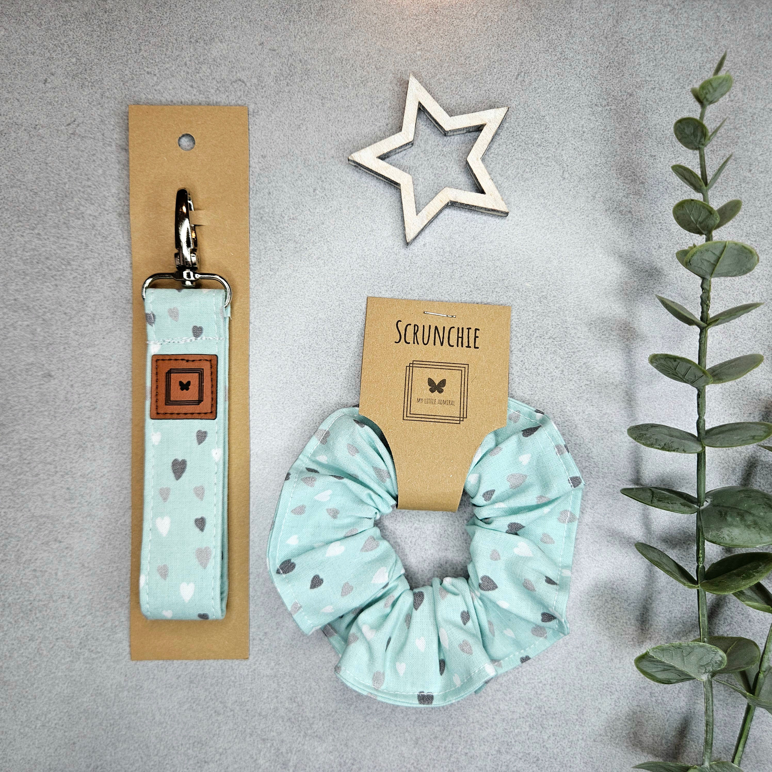 Schlüsselanhänger-und-Scrunchie-mint-mit-grauen-Herzen
