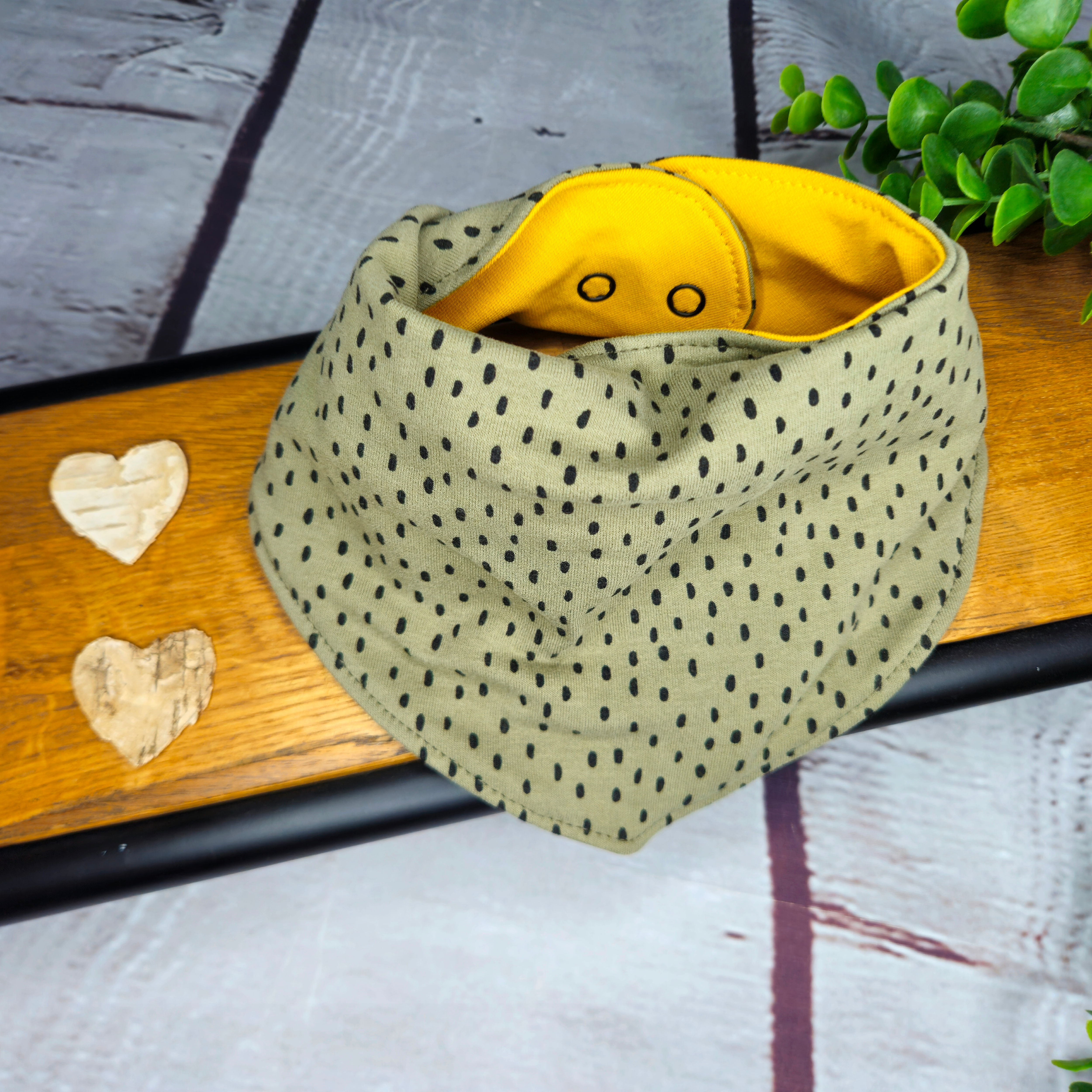 Dreieckstuch-dots-olive-senfgelb