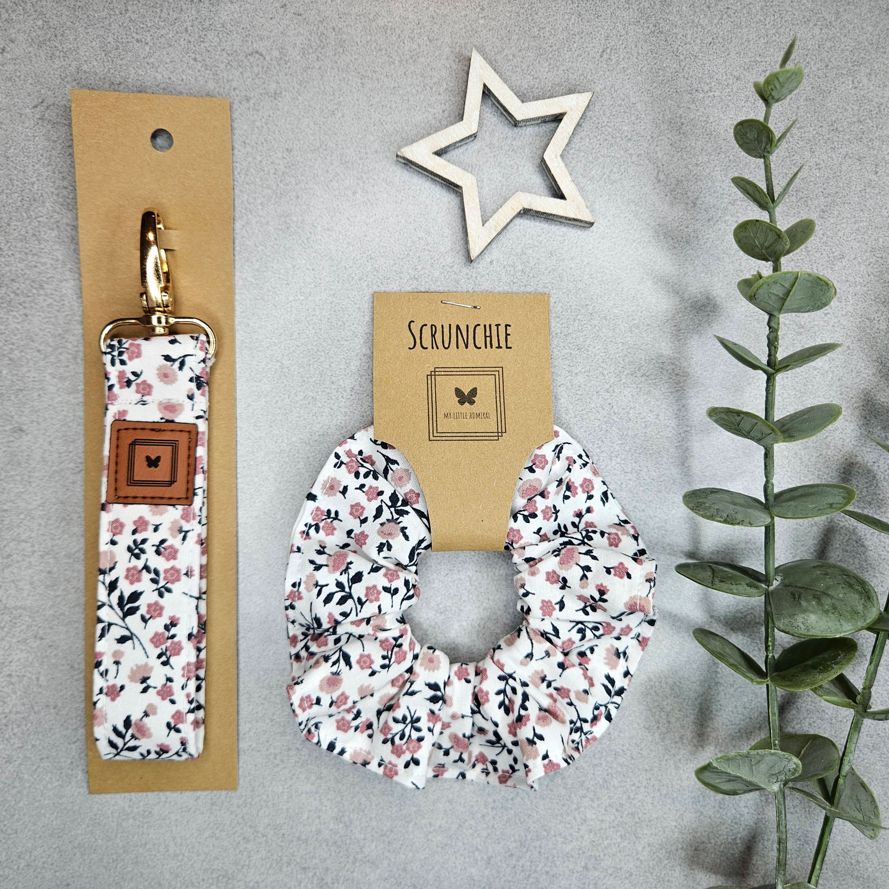 Schlüsselanhänger-und-Scrunchie-weiss-mit-rosa-Blümchen