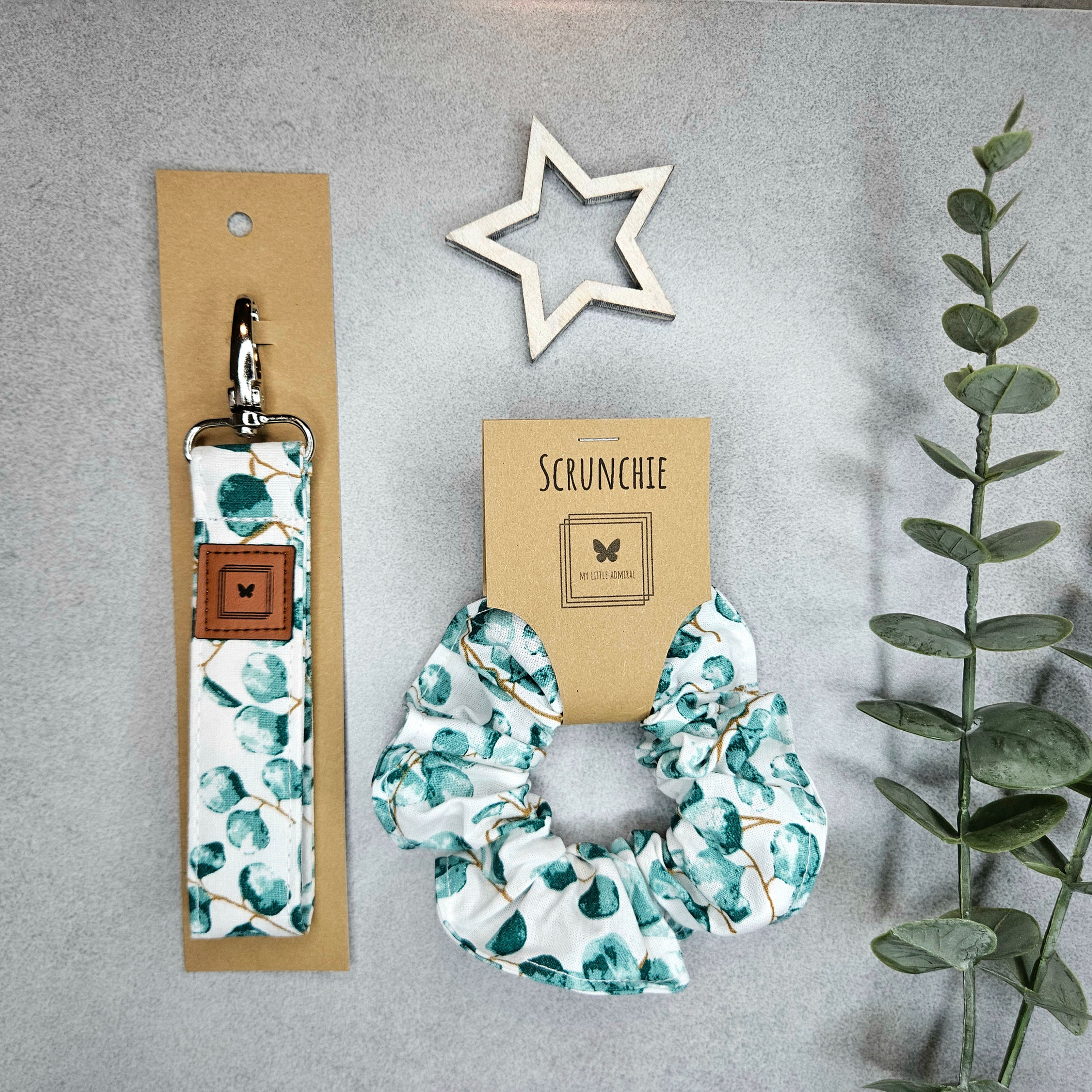 Schlüsselanhänger-und-Scrunchie-weiss-mit-Eukalyptus